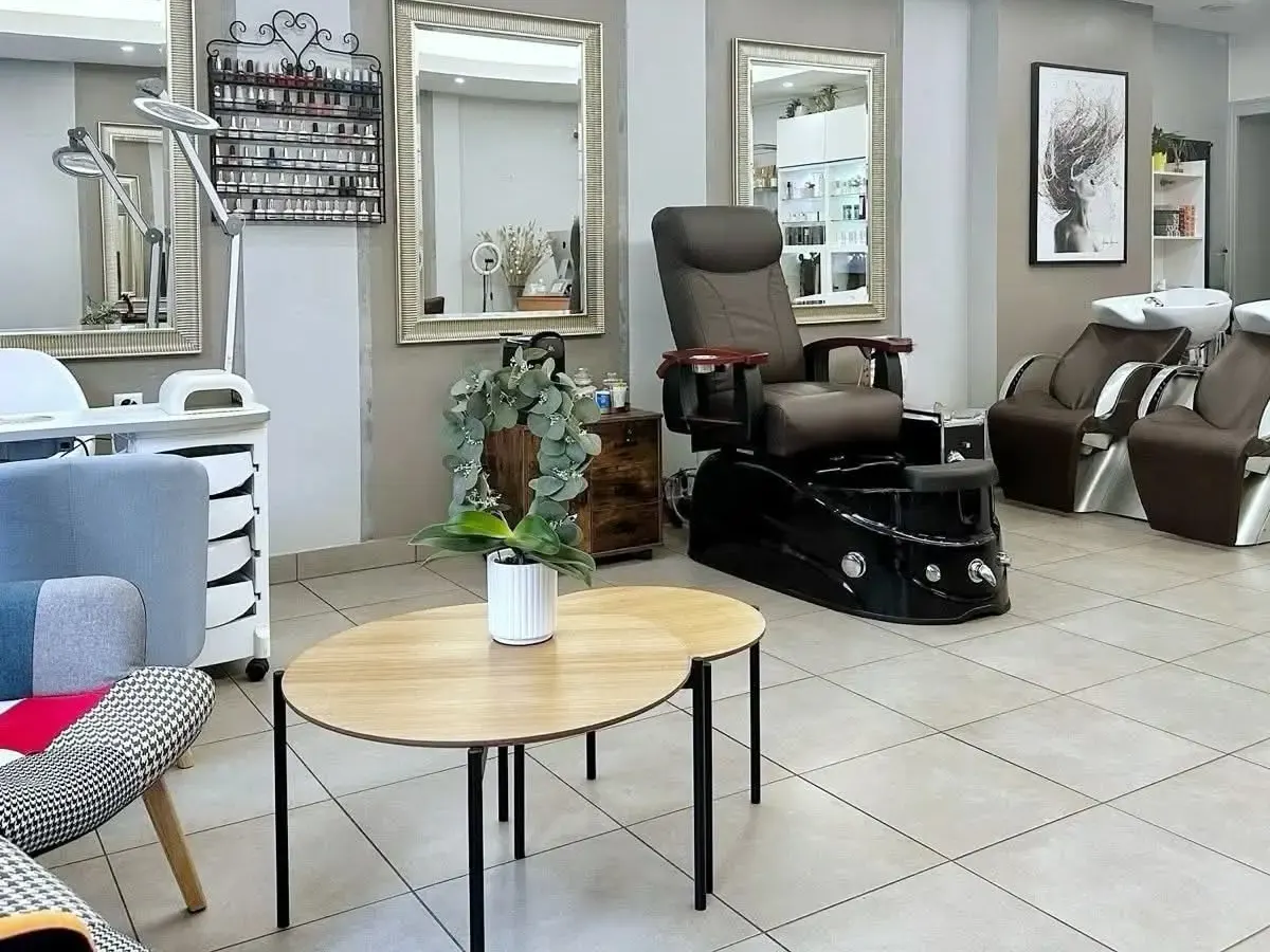 Inside SIMEHA Institut in Geneva: treatment chair, mirrors and reception area