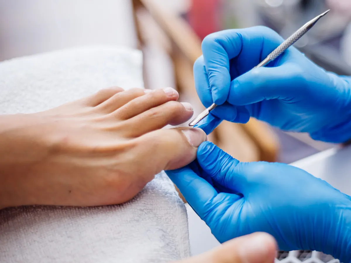 Soin des ongles des pieds réalisé par une esthéticienne